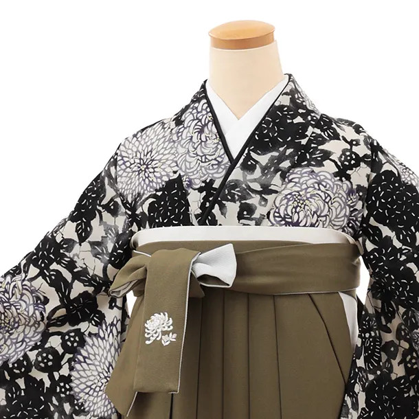 卒業袴T149　紅一点 ベージュ黒菊尽くし×モスグリーン