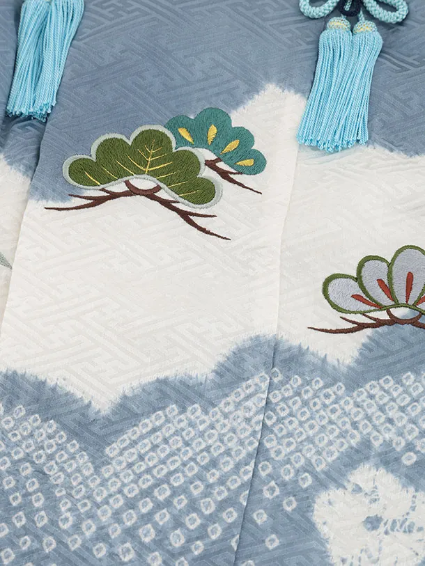 七五三(3歳)W594 (正絹)グレー松刺繍×栗山工房 和染紅型 白地タパ模様