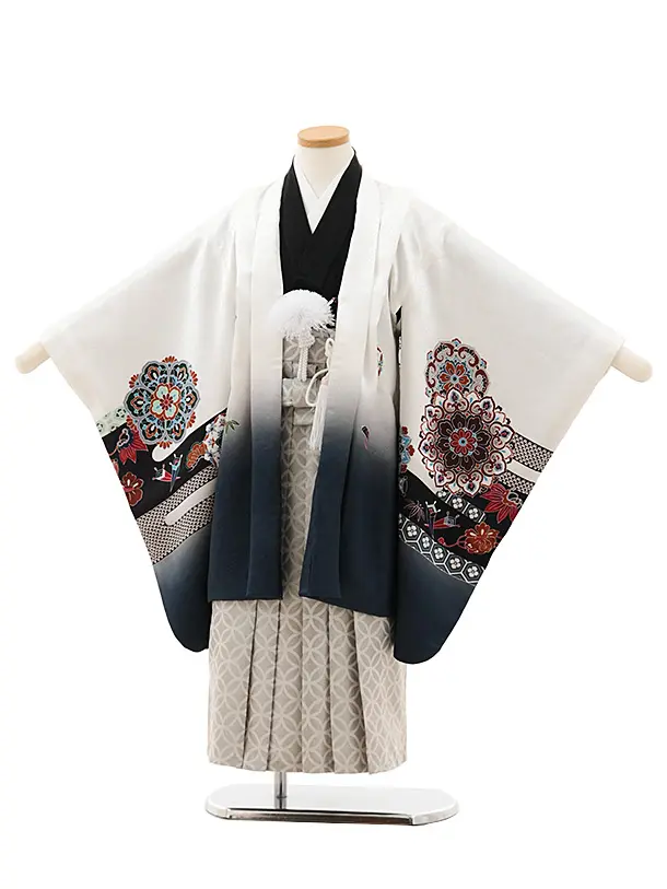 七五三(5歳男袴)X592【正絹】白地裾グレー 唐花に兜×シルバー