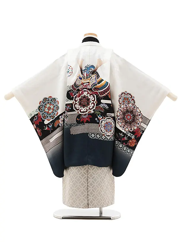 七五三(5歳男袴)X592【正絹】白地裾グレー 唐花に兜×シルバー