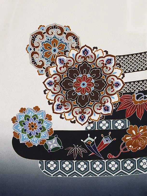 七五三(5歳男袴)X592【正絹】白地裾グレー 唐花に兜×シルバー