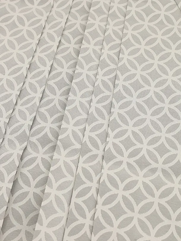 七五三(5歳男袴)X592【正絹】白地裾グレー 唐花に兜×シルバー