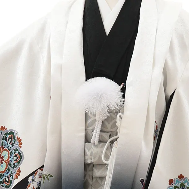 七五三(5歳男袴)X592【正絹】白地裾グレー 唐花に兜×シルバー