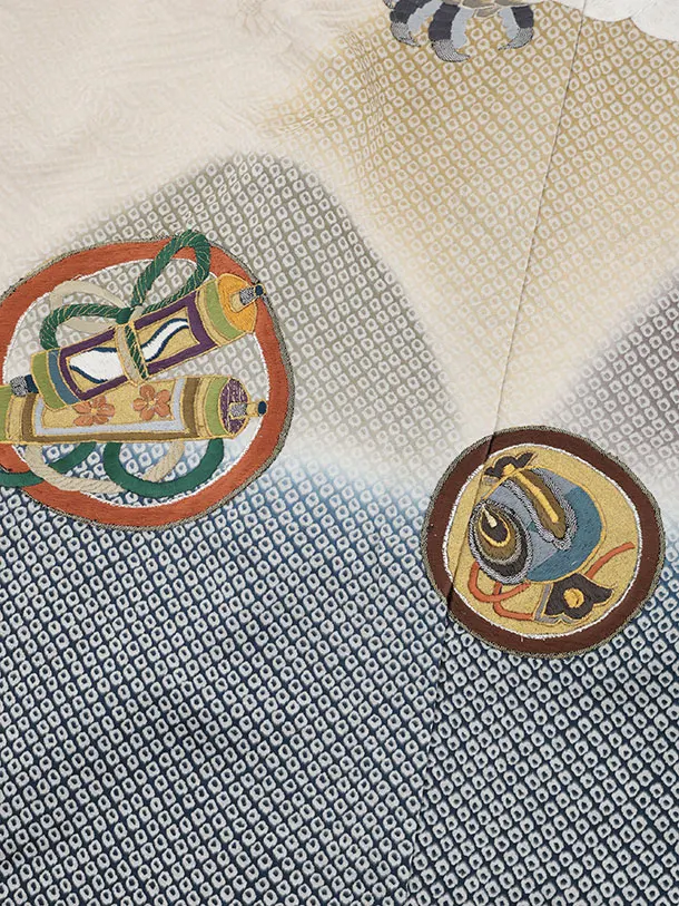 七五三(5歳男袴)X890 【高級正絹】紺ベージュ疋田柄刺繍丸紋鷹×白紺ぼかし菱