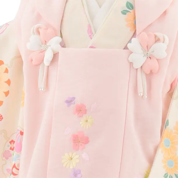 七五三(3歳女児被布)4933 式部浪漫 ピンク刺繍桜×アイボリー 雪輪に鈴