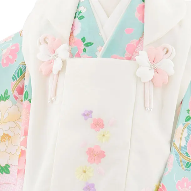 七五三(3歳女児被布)4938 式部浪漫 アイボリー刺繍花×ヒワブルー桜に鞠