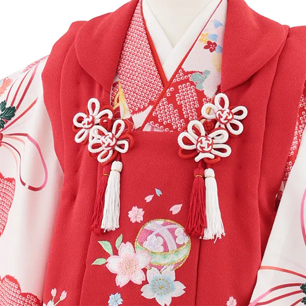 七五三レンタル(3歳女児被布)S072 赤刺繍 桜鞠×白地薬玉菊
