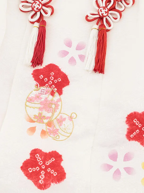 七五三レンタル(3歳女児被布)S129【正絹】白刺繍ピンク鈴×赤絞り刺繍鈴