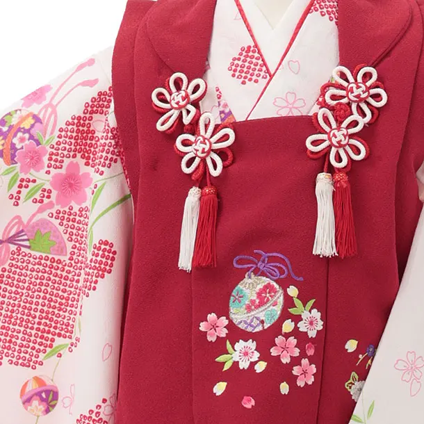 七五三レンタル(3歳女児被布)S143 赤 桜鈴刺繍×白地 桜鈴