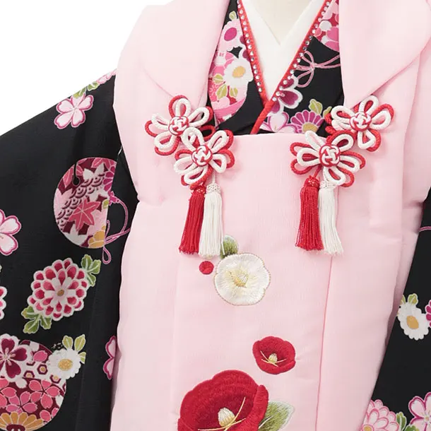 七五三レンタル(3歳女児被布)S154 ピンク 刺繍 椿×黒 菊に鈴
