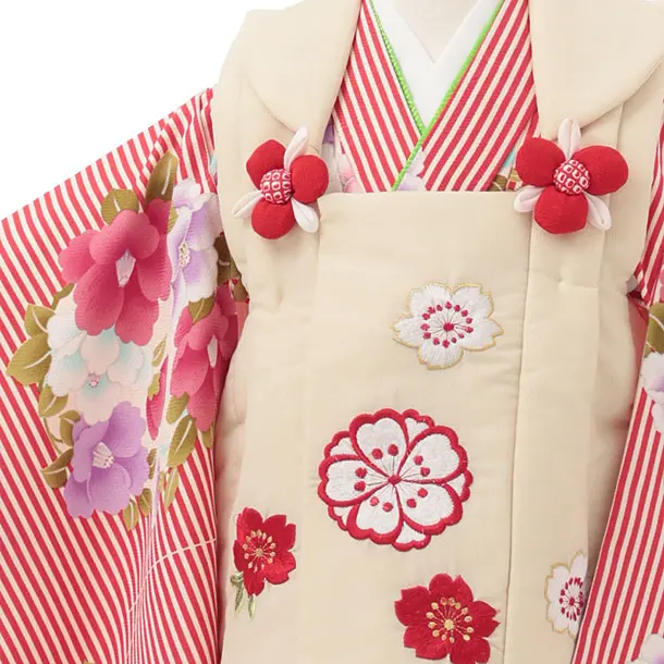 七五三レンタル(3歳女児被布)S161 クリーム 刺繍 桜×赤 ストライプ椿