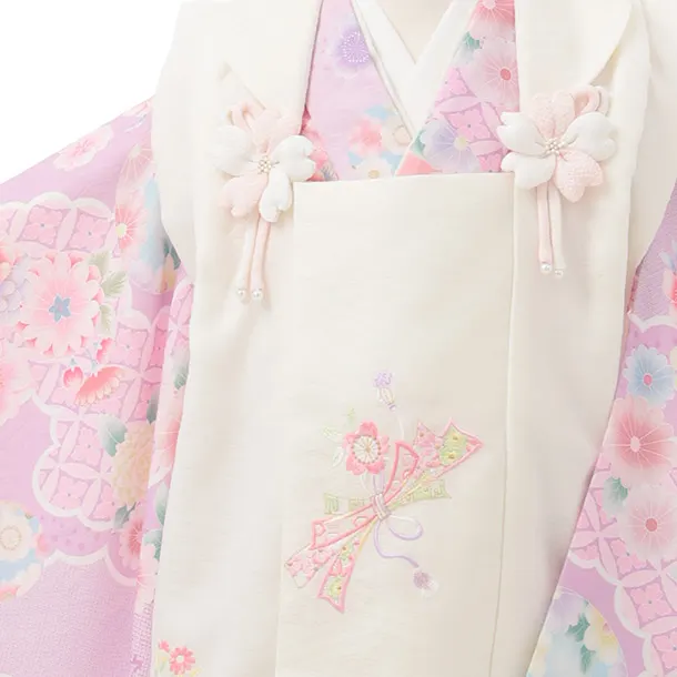 七五三(3歳女児)S289 式部浪漫 オフホワイト 刺繍花熨斗×藤色鞠 桜