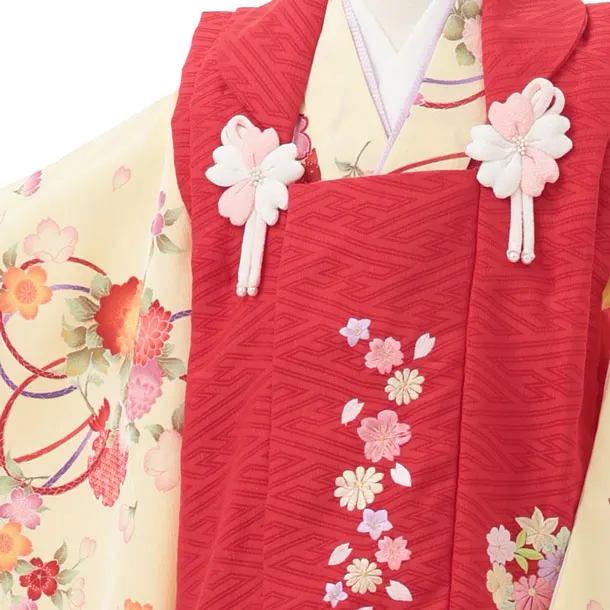 七五三レンタル(3歳女児被布)S310 赤地 刺繍桜 × 薄黄 古典花