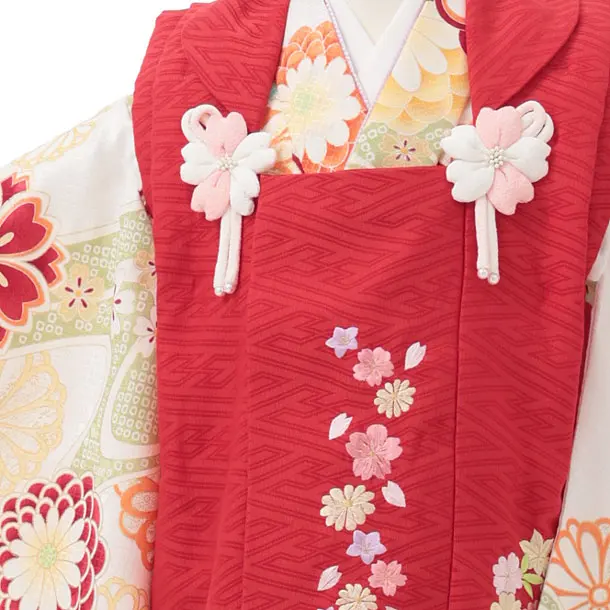 七五三レンタル(3歳女児被布)S312 赤地 刺繍桜 × 白地 古典花