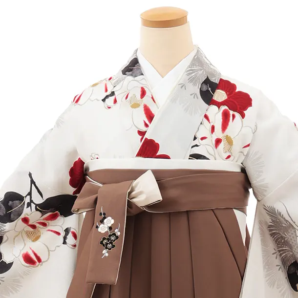 小学生卒業式袴(女の子) Z674 九重 白 松に椿×モカブラウン