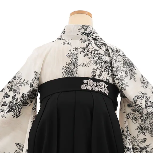 小学生袴Z942 JILLSTUART ﾍﾞｰｼﾞｭﾌﾞﾗｯｸﾎﾞﾀﾆｶﾙ×黒
