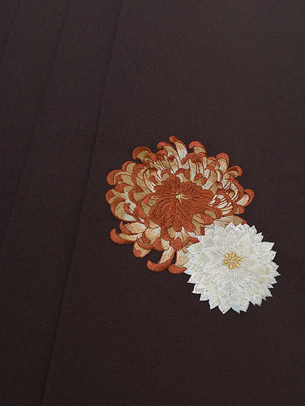 卒業式女性袴 1179 紅一点／レンガ色 牡丹に菊／こげ茶 乱菊刺繍袴