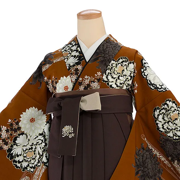 卒業式女性袴 1180 紅一点／レンガ色 牡丹に菊／こげ茶 乱菊刺繍袴