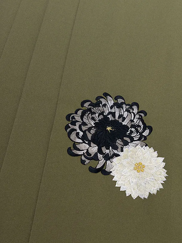 卒業式女性袴 1188 紅一点／渋薄緑 牡丹に菊／カーキ 乱菊刺繍袴