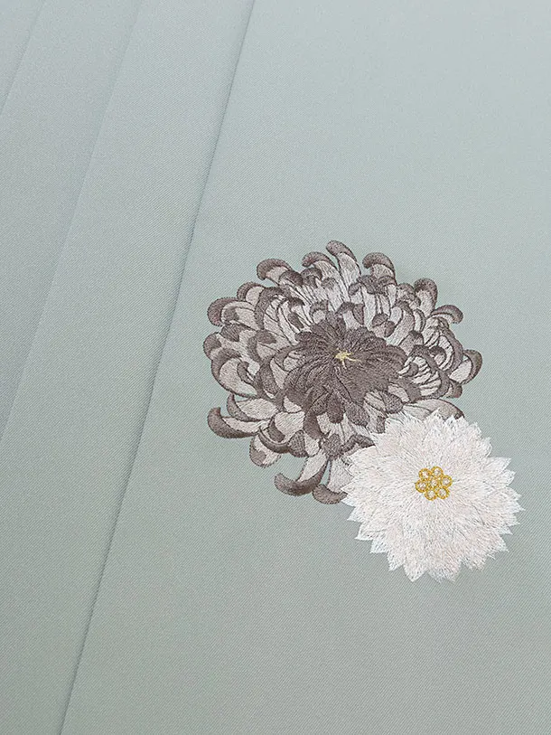 卒業式女性袴 1193 紅一点／オフホワイト 菊尽くし／ブルーグレー 乱菊刺繍袴