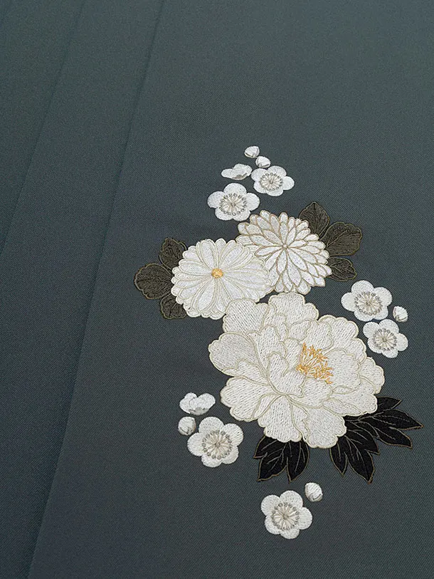 卒業式女性袴 1207 九重／黒 梅菊／ブルーグレー 牡丹梅菊刺繍袴