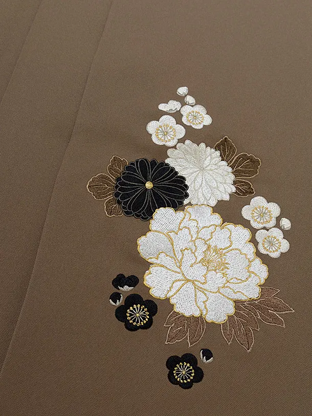 卒業式女性袴 1214 九重／ピンクベージュ 扇面に牡丹／茶色 牡丹梅菊刺繍袴