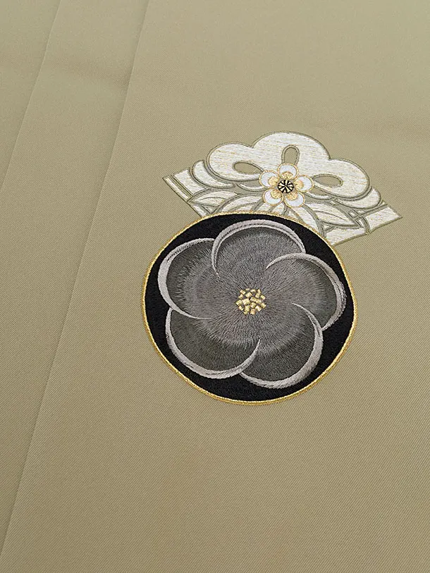 卒業袴1218 JAPAN STYLE／ベージュ牡丹八重桜／ベージュ梅丸紋刺繍袴