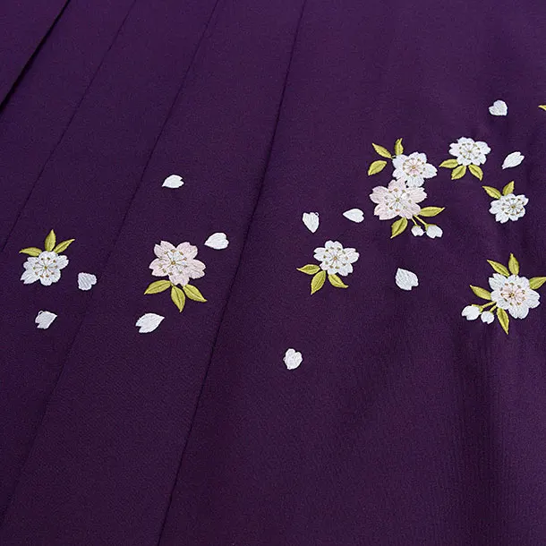 卒業式女性袴 E102 白地 菊／紫桜刺繍袴