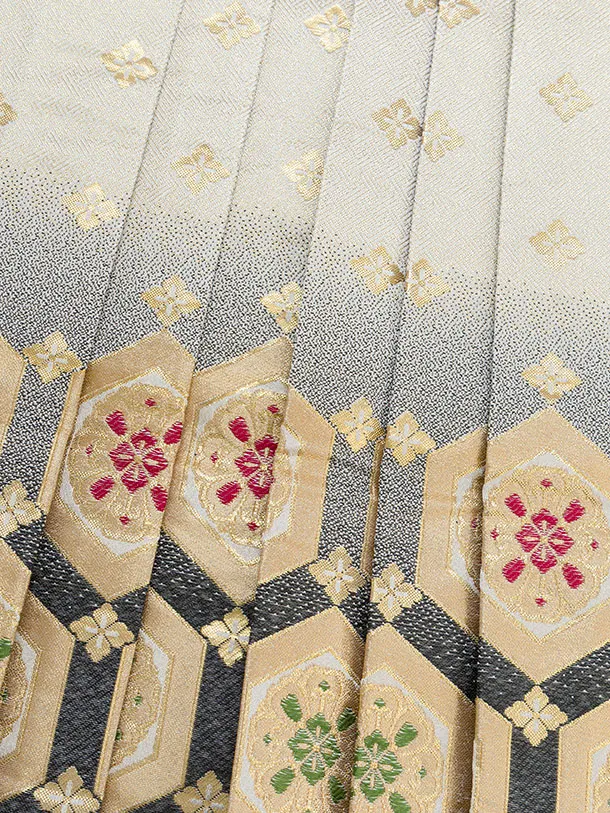かんたん七五三レンタル(5歳男児) 0600 ベージュ 鶴刺繍／黒金花亀甲袴