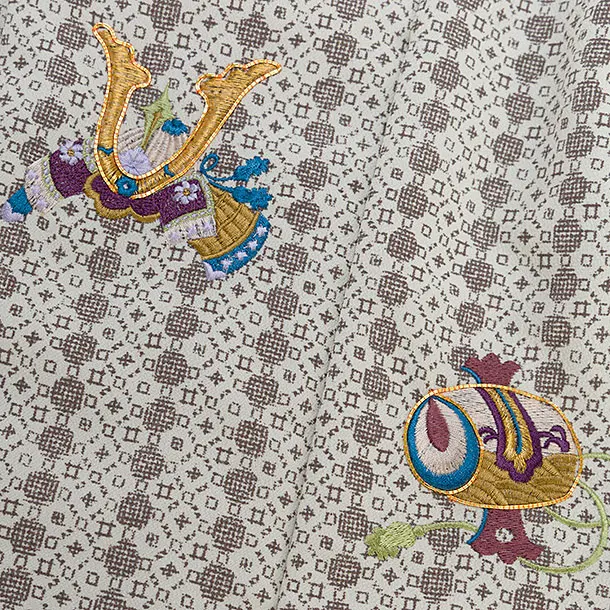 七五三(3歳男児被布)0743 オフホワイト 兜刺繍×赤紺水色ベージュ幾何学模様