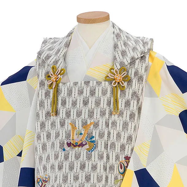 七五三(3歳男児被布) 0772 オフホワイト 兜刺繍／黄紺白グレー 幾何学模様