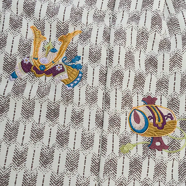 七五三(3歳男児被布) 0772 オフホワイト 兜刺繍／黄紺白グレー 幾何学模様
