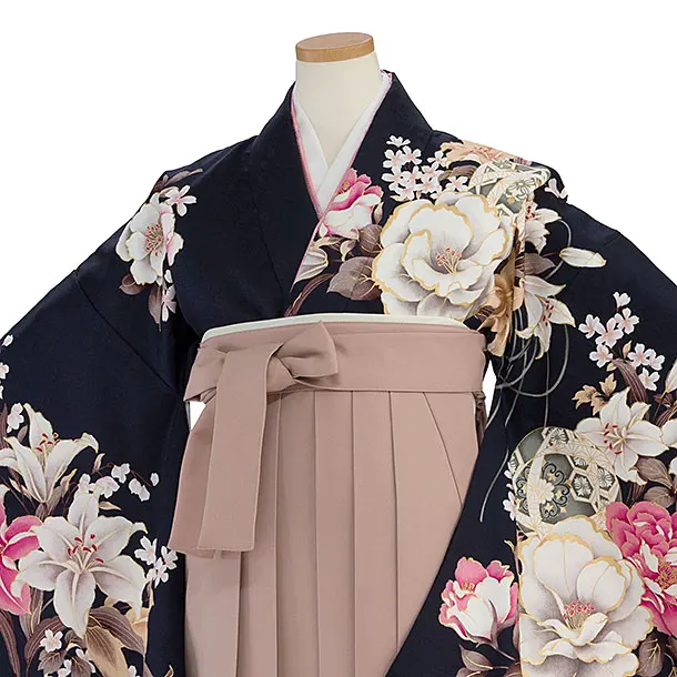 小学生卒業式かんたん袴（女の子）A090 濃紺 牡丹ゆり／ピンクベージュ袴