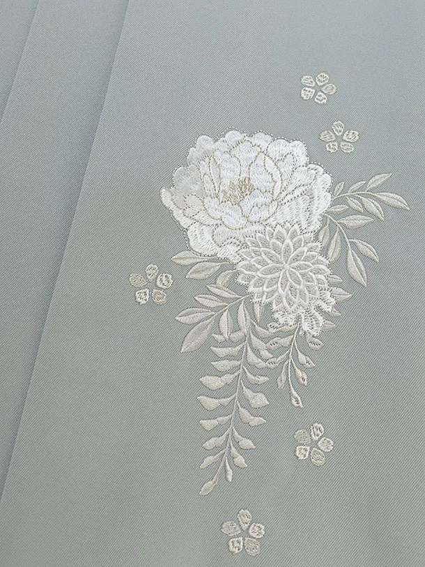 小学生卒業式かんたん袴（女の子）A097 オフホワイト 牡丹ゆり／グレー袴