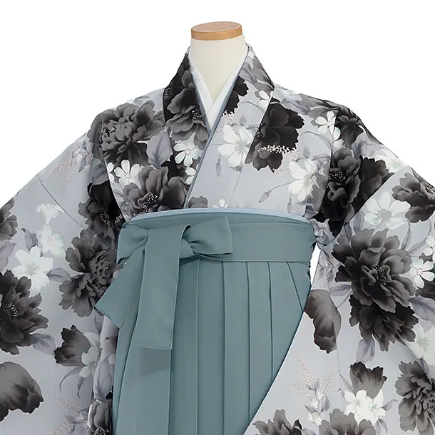 小学生卒業式かんたん袴（女の子）A099 淡グレー 牡丹／藍鼠色袴