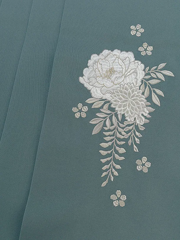 小学生卒業式かんたん袴（女の子）A099 淡グレー 牡丹／藍鼠色袴