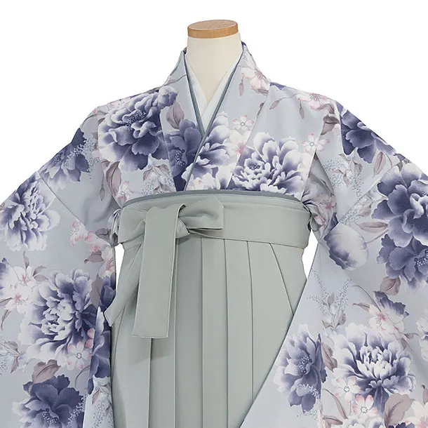 小学生卒業式かんたん袴（女の子）A113 淡ブルーグレー 牡丹／グレー袴