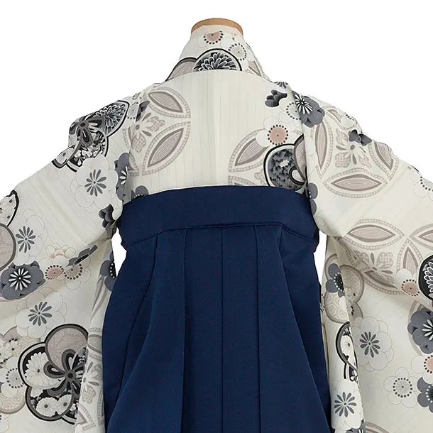 小学生卒業式かんたん袴（女の子）A122 オフホワイト 華七宝／紺袴