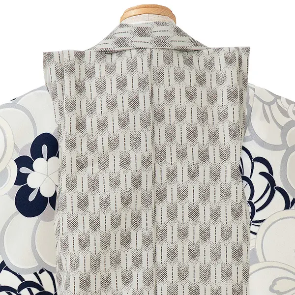 七五三レンタル(3歳男児被布)／白矢羽 兜×グレー 菊梅 W302