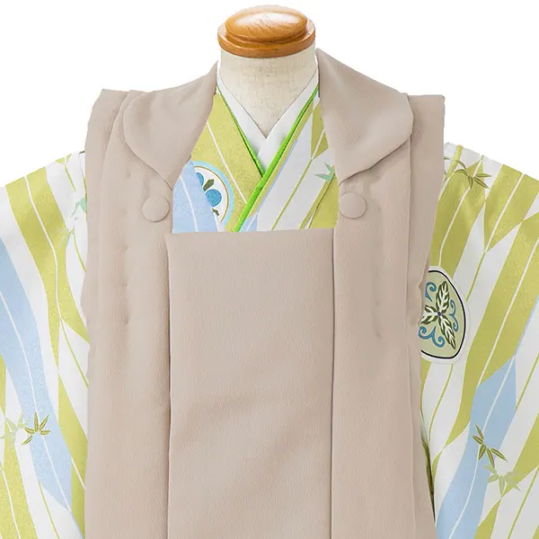 七五三レンタル(3歳男児被布)／ベージュ×白黄緑矢羽丸紋 Z637