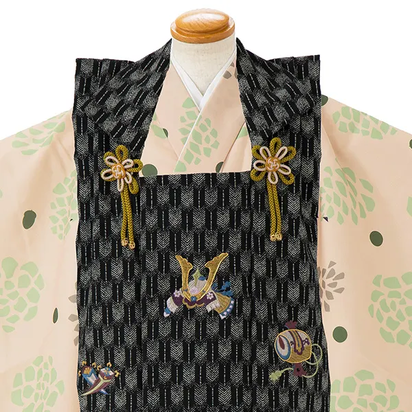 七五三レンタル(3歳男児被布)／黒矢羽 兜×ベージュ菊 Z841