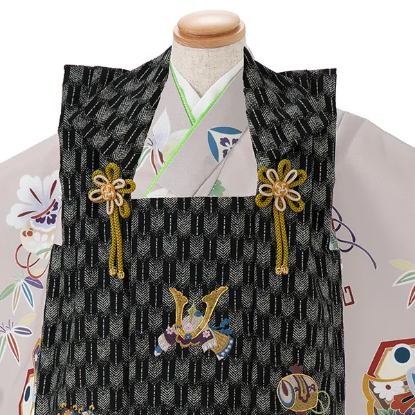 七五三レンタル(3歳男児被布)／黒矢羽 兜×グレー宝尽くし Z862