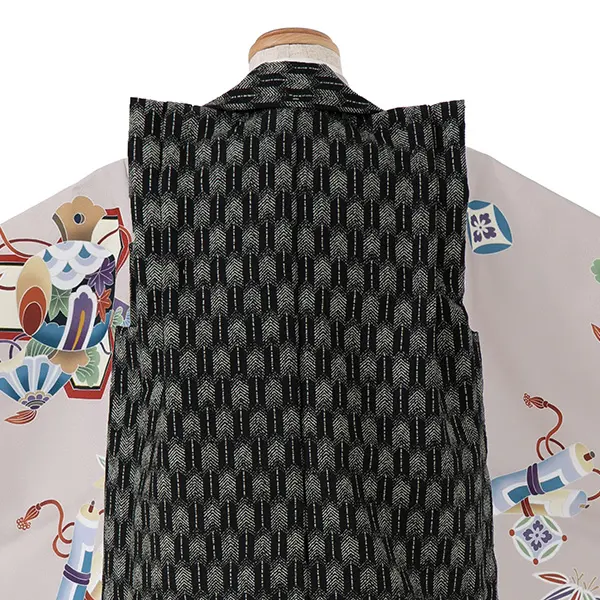 七五三レンタル(3歳男児被布)／黒矢羽 兜×グレー宝尽くし Z862