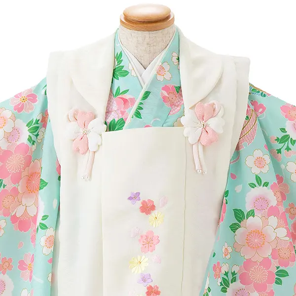 七五三レンタル(3歳女児被布)式部浪漫 白 桜菊刺繍×ヒワ 梅疋田 Z178
