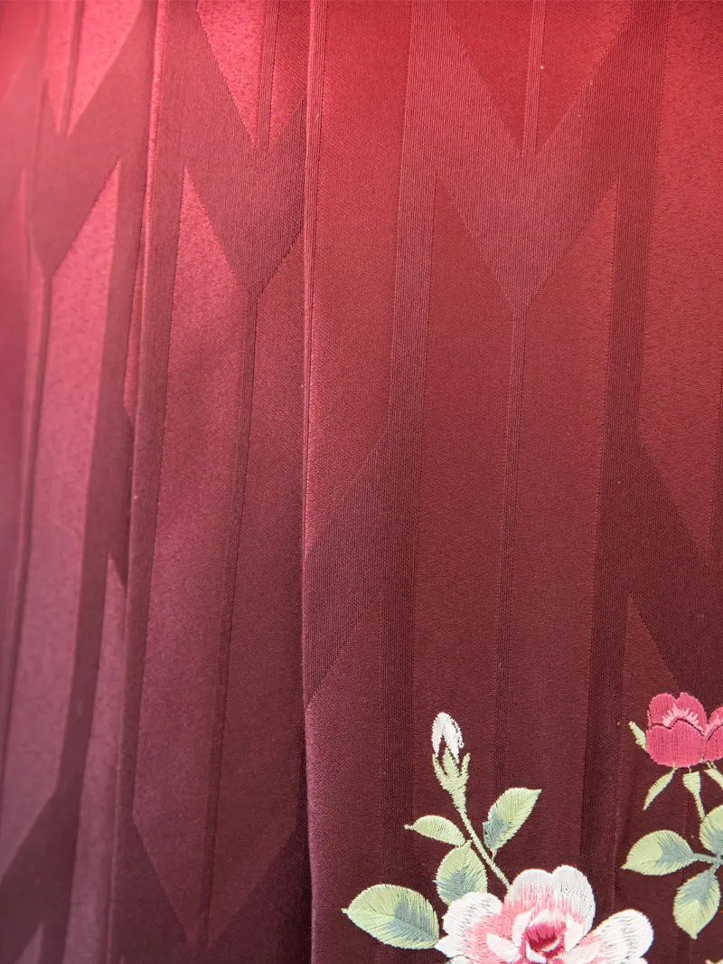 卒業式袴レンタル0207 「クリーム地にダリヤと鞠」×えんじ矢絣ボカシ刺繍袴