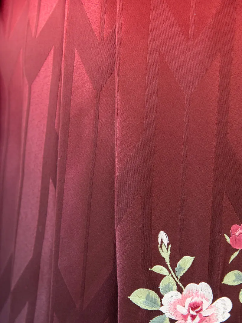 レンタル 卒業袴 二尺袖 0213 「黒地に四季花」×えんじ矢絣ボカシ刺繍袴　　