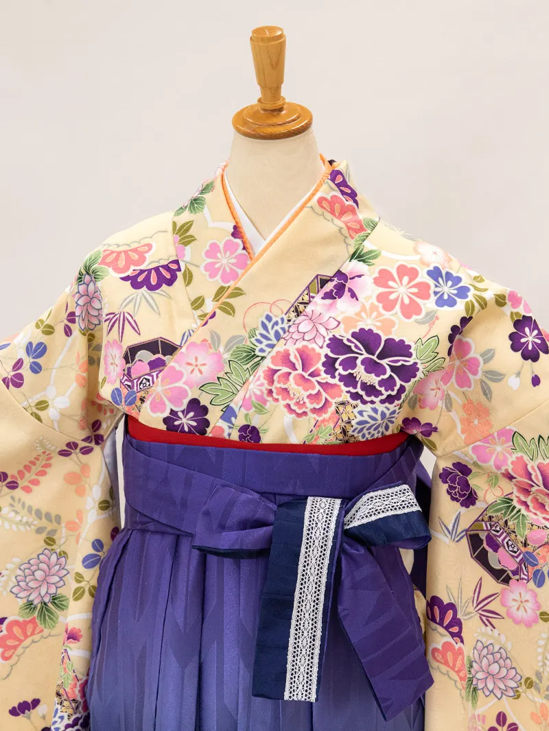 卒業式袴レンタル0214 「クリーム地に貝桶と牡丹」×紫矢絣ボカシ刺繍袴　　