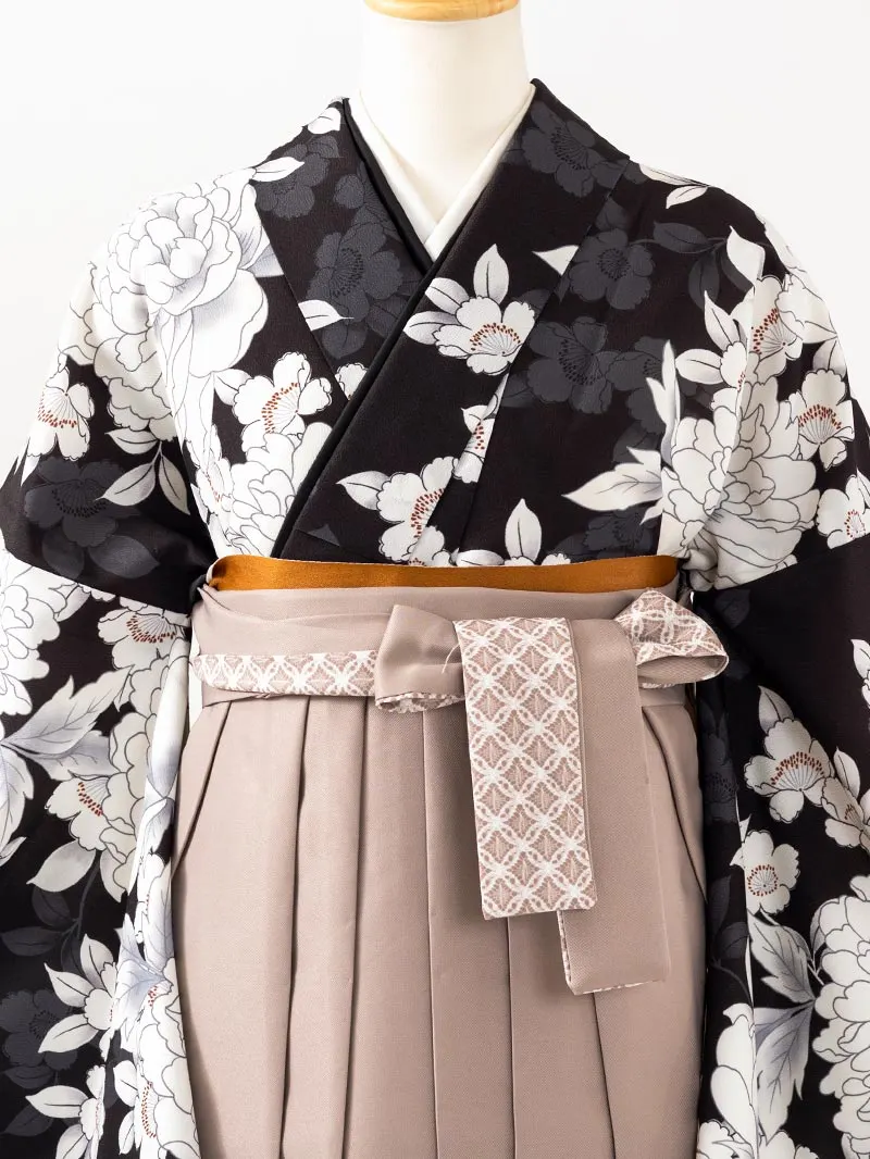 卒業袴 二尺袖 0714  「黒地に牡丹」レースプリント袴グレージュ