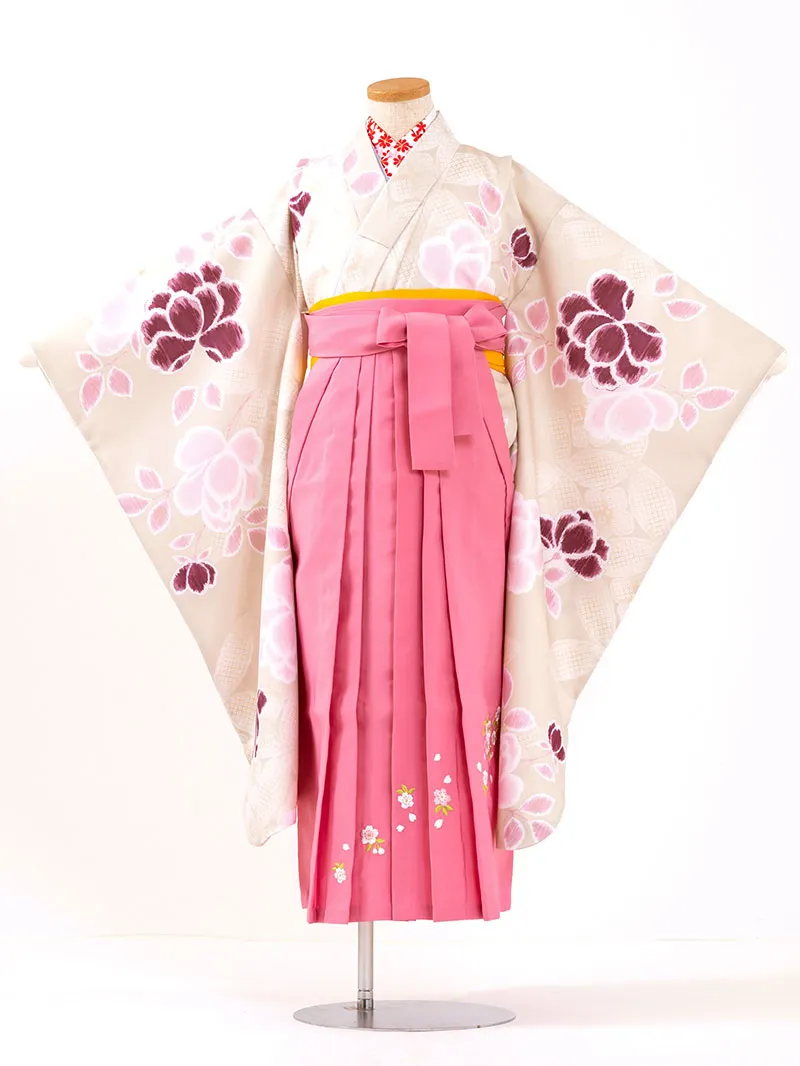 女児袴レンタル(7歳)0097 薄ベージュ地に花＆ピンク色刺繍袴