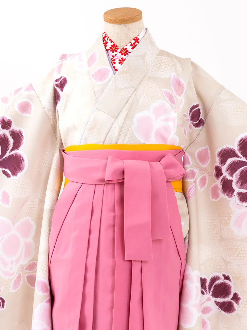 女児袴レンタル(7歳)0097 薄ベージュ地に花＆ピンク色刺繍袴